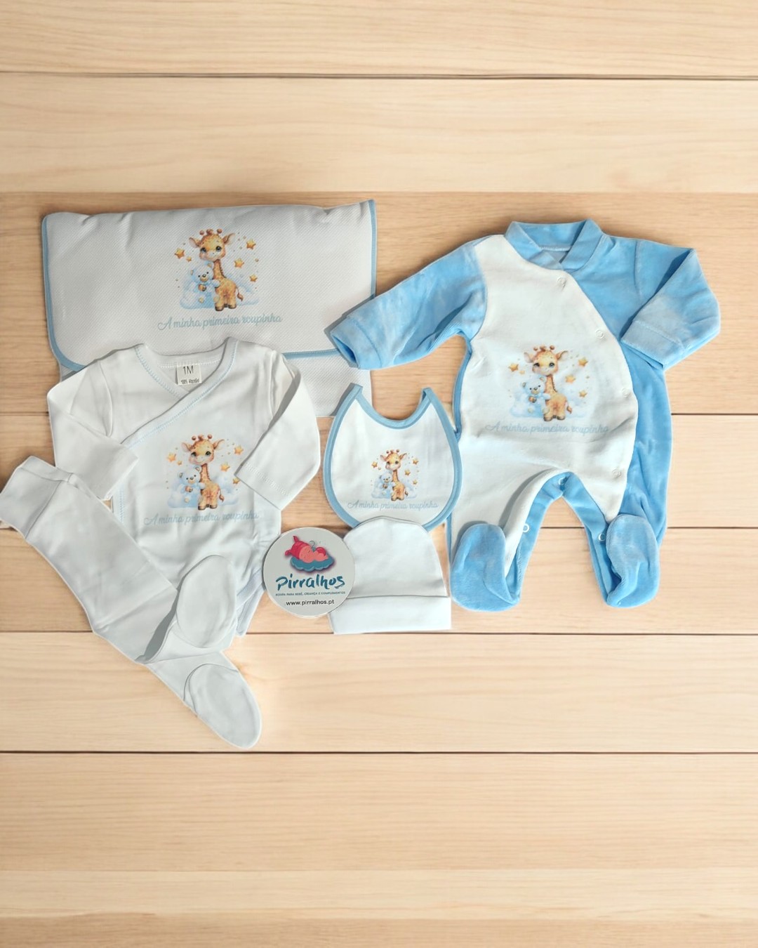 Conjunto de roupa de bebé azul e branco com padrão de girafa e manta com texto