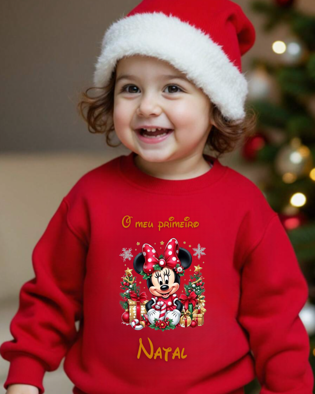 Criança com camisola vermelha de Natal com estampa da Minnie e gorro vermelho de Natal