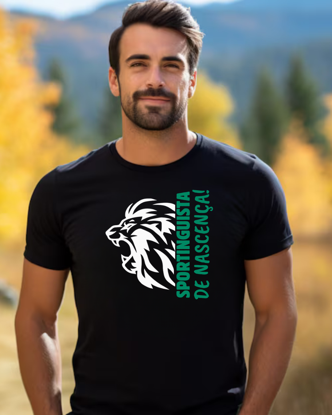 Homem com camiseta preta estampada com leão branco e texto verde 'SPORTINGUISTA DE NASCENÇA' ao ar livre