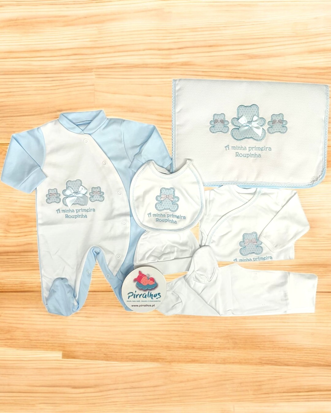 Conjunto de roupa de bebé azul e branco com ursinhos bordados e texto 