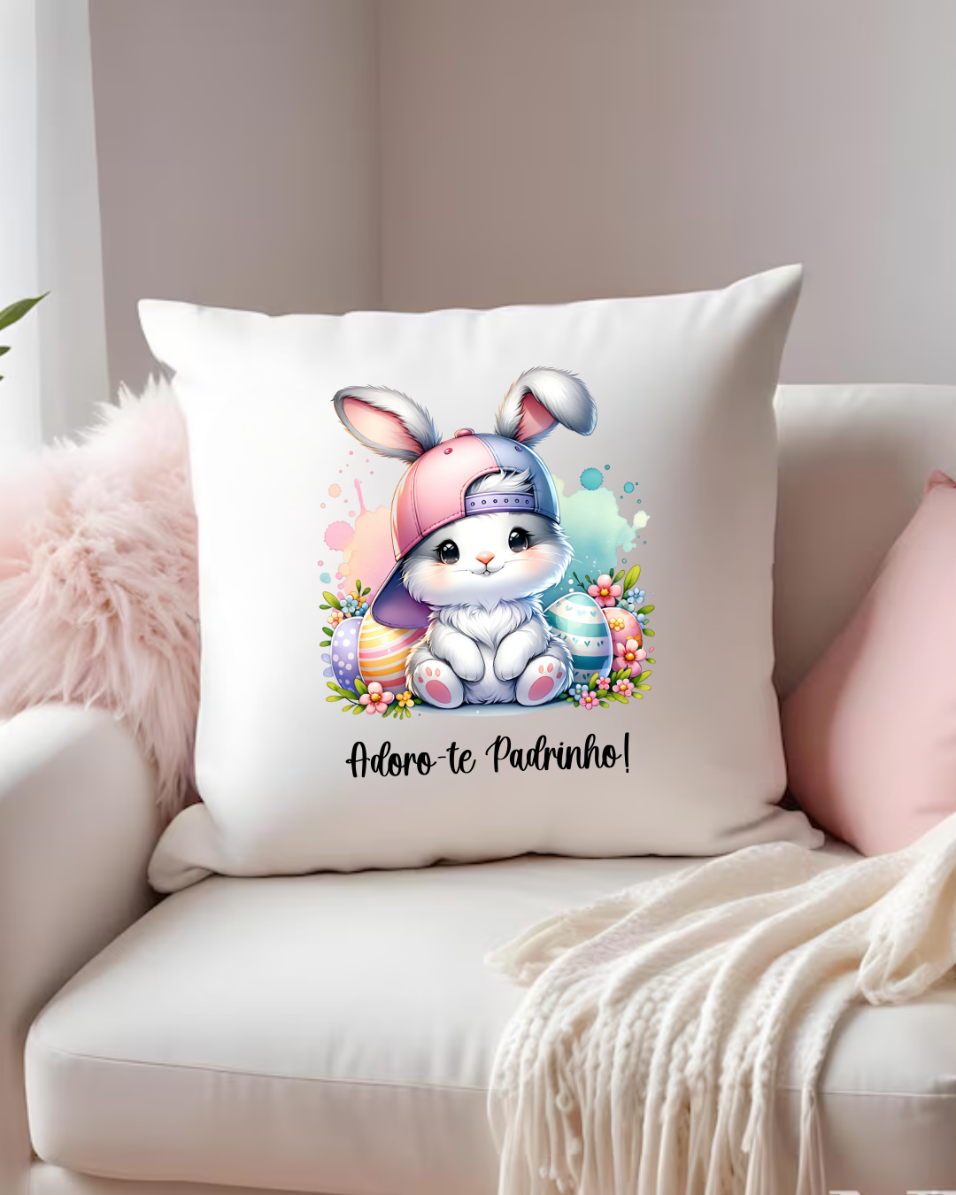 Almofada branca com coelho fofo em boné e texto Adoro-te Padrinho