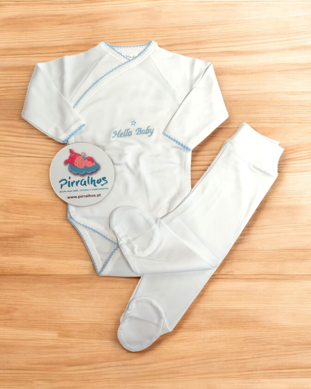 Conjunto branco para bebé com bordado azul e etiqueta da marca Pirralhos