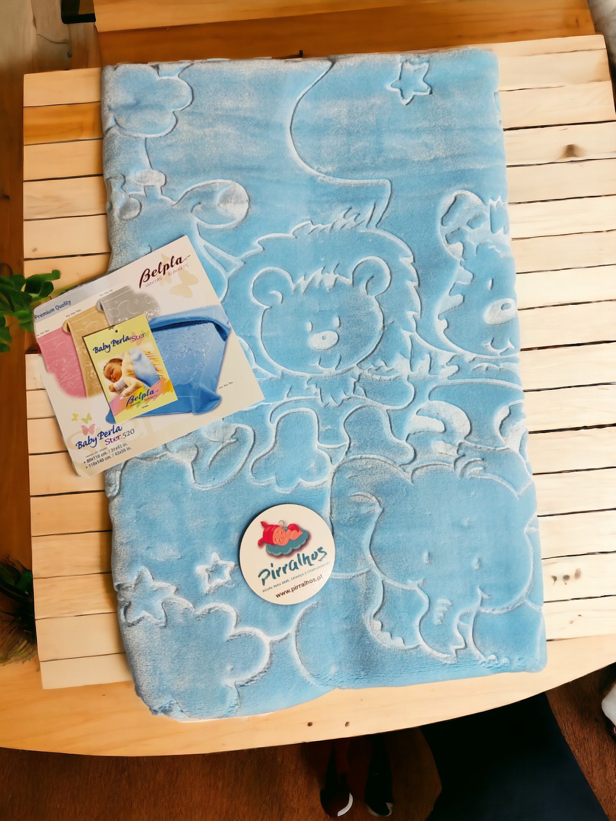 Tapete azul com desenhos de animais, etiqueta Bebépla e selo Pirralhos