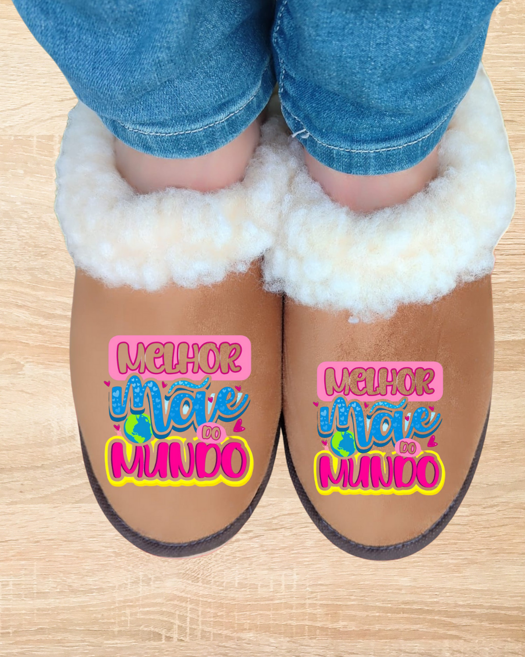 Pantufas castanhas com forro branco e frase colorida 'MELHOR Mãe DO MUNDO'