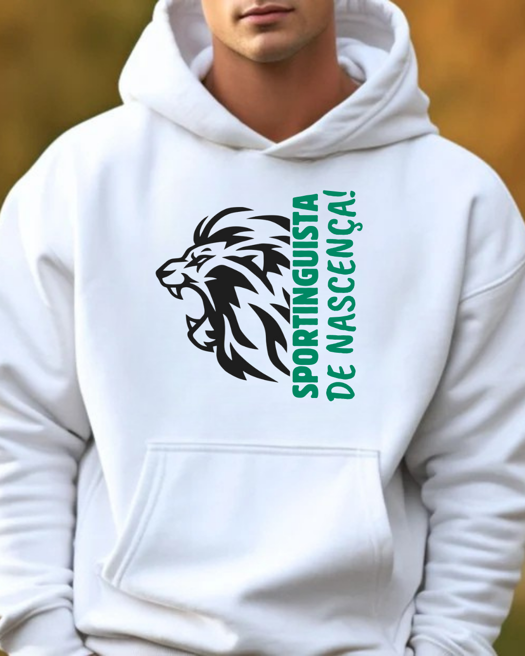 Sweatshirt branca com estampa de leão e texto verde