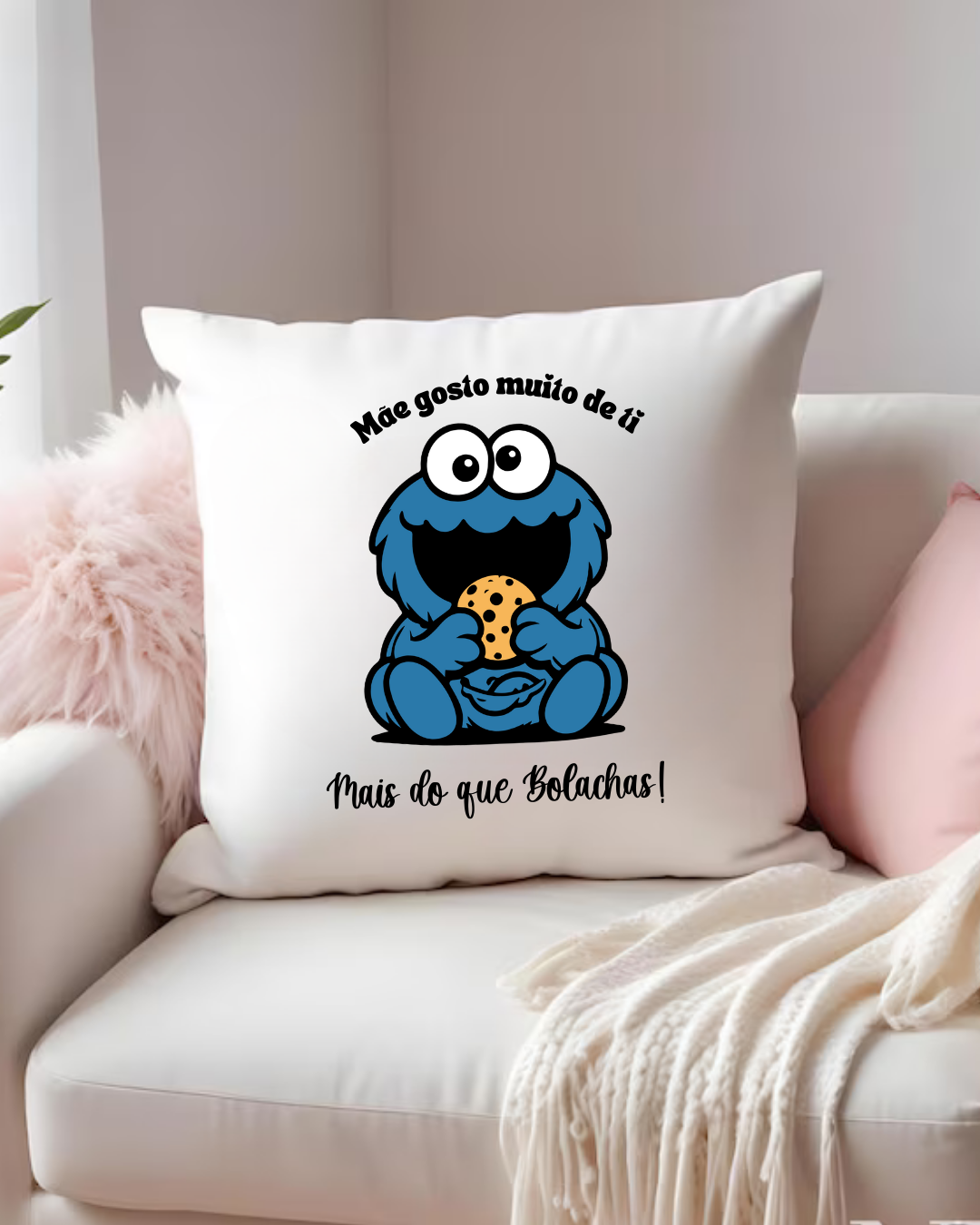 Almofada branca com personagem azul e texto em português