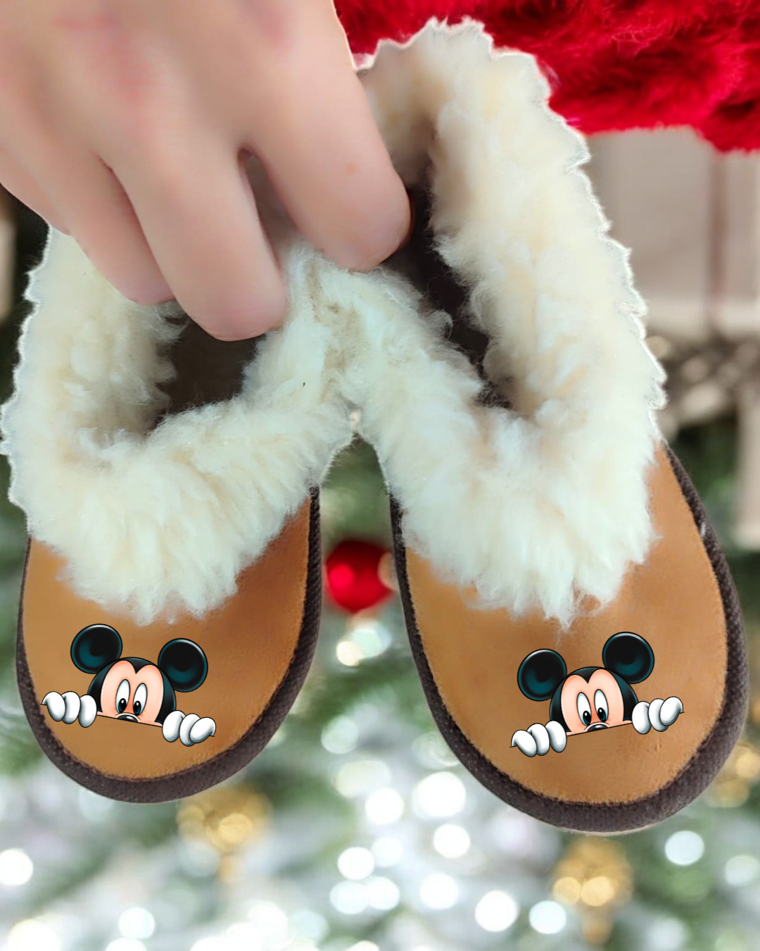 chinelos com pelo branco e estampa do Mickey Mouse