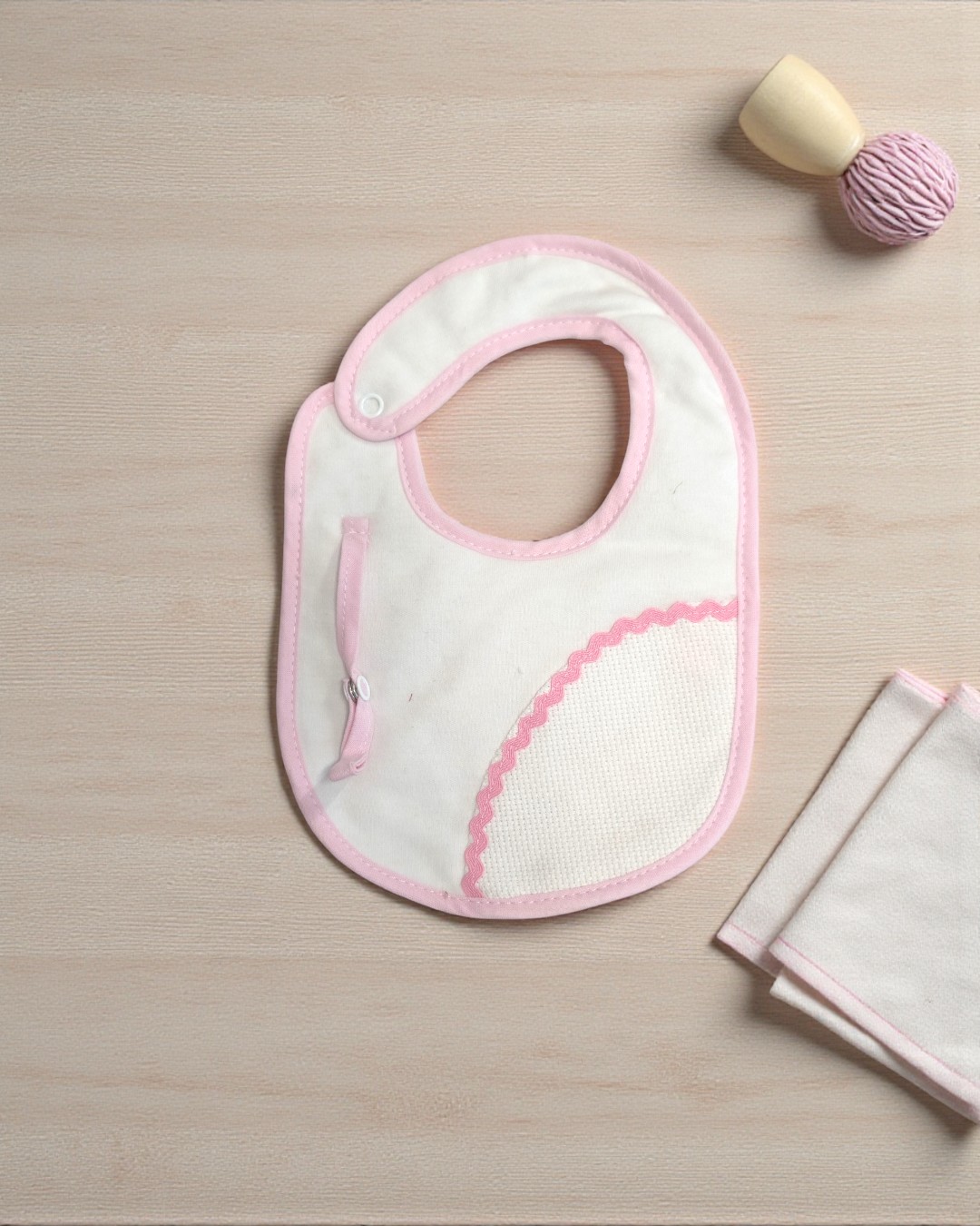 Babete impermeável bordar em ponto de cruz e fita para chucha