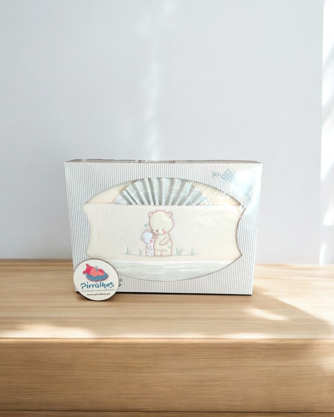 Conjunto de roupa de bebé com ursinhos em caixa branca com riscas cinzentas