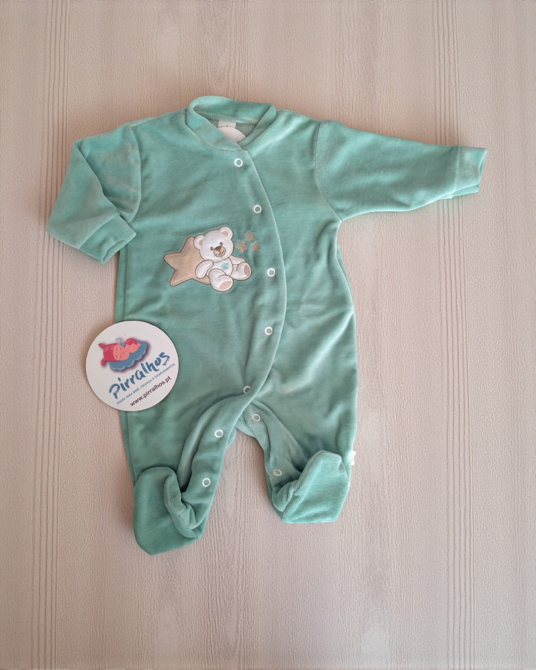 Macacão de bebé verde-água com ursinho bordado e etiqueta Pirralhos