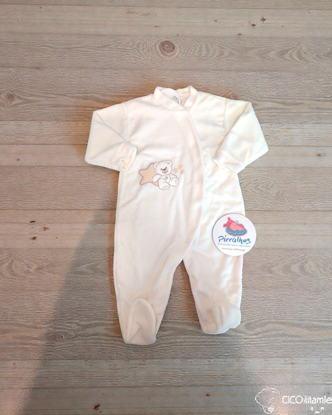 Macacão de bebé branco com estampa de urso e estrela