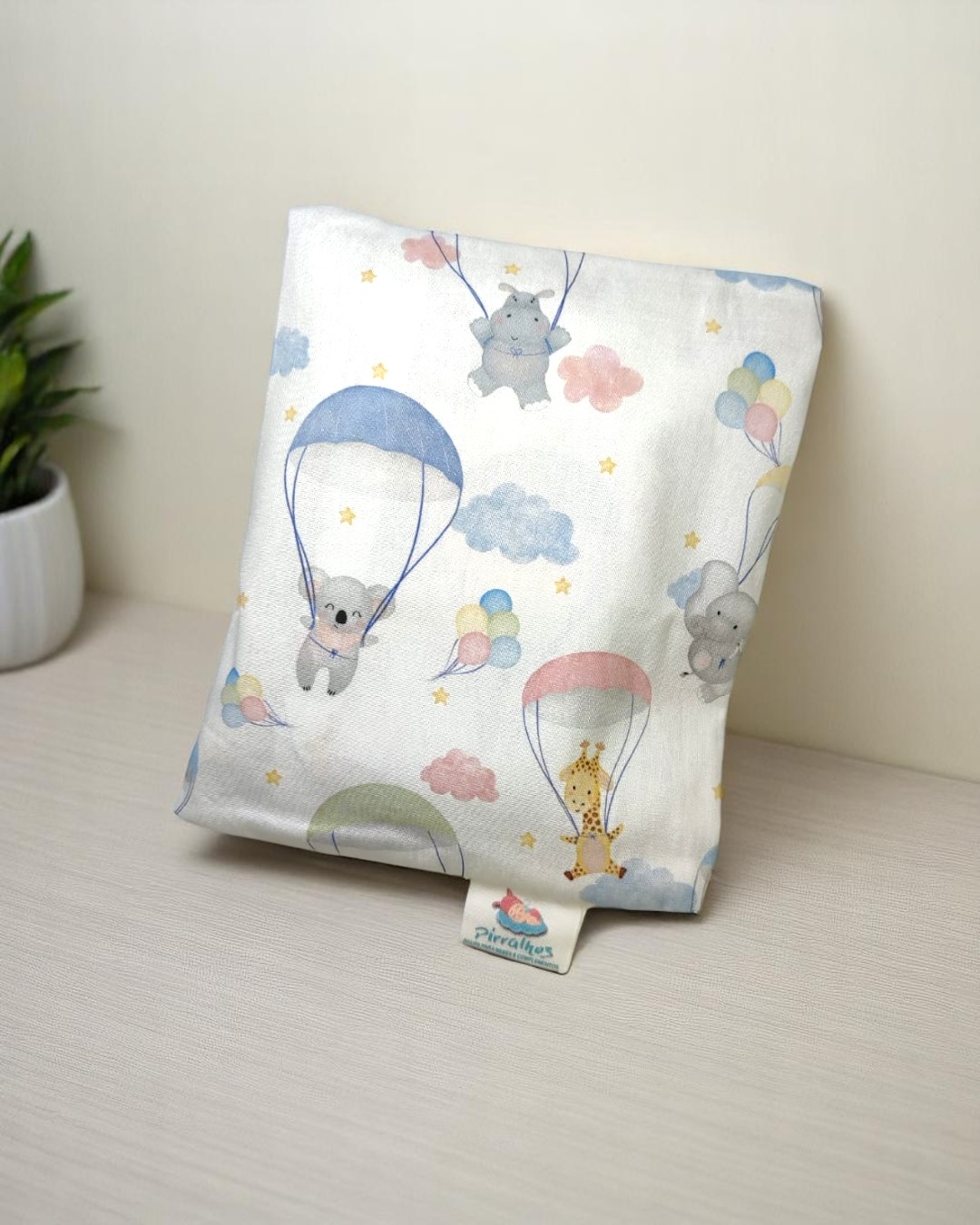 Almofada decorativa com padrão de animais em balões e balões coloridos