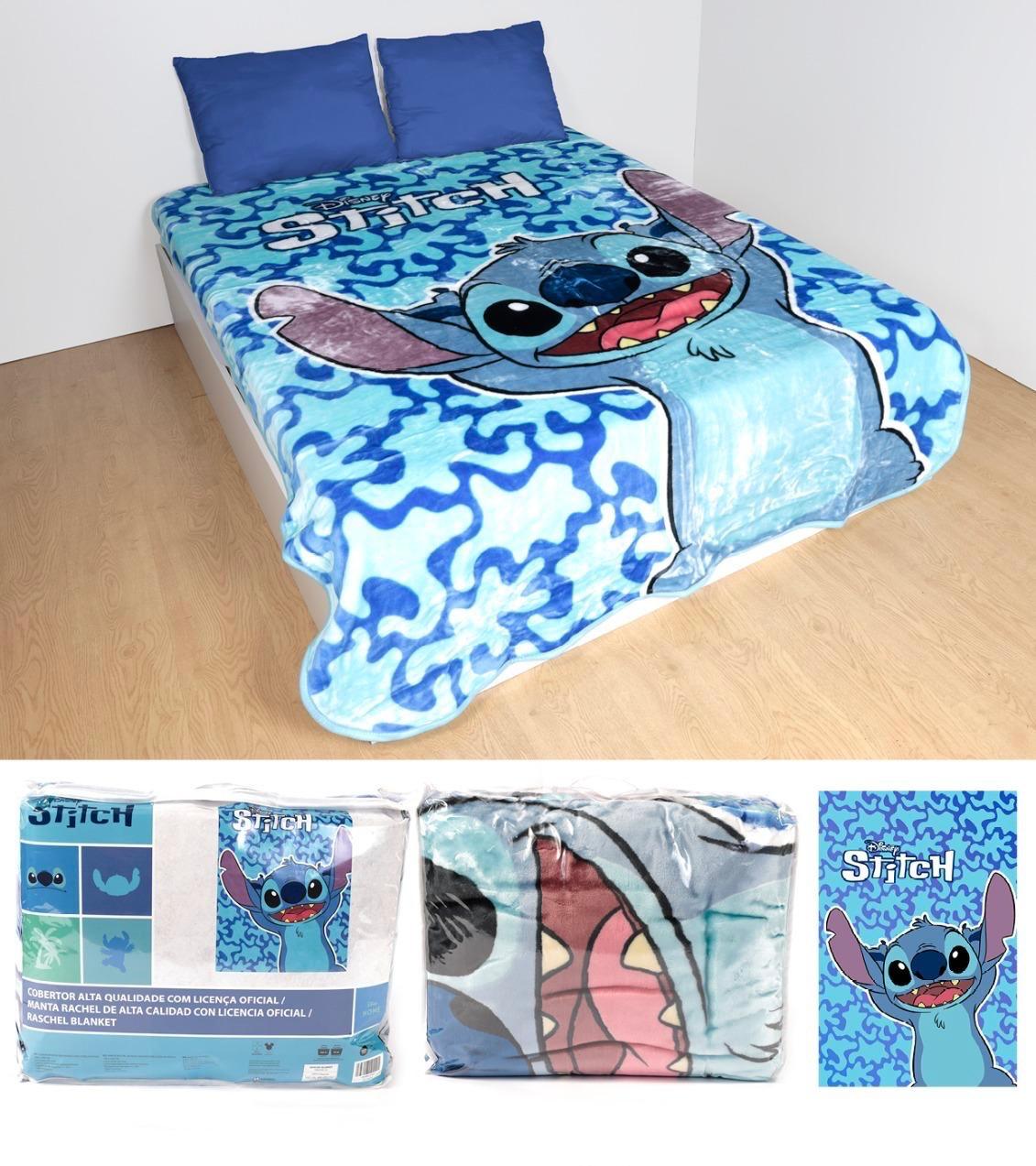 Cobertor infantil azul com estampa do Stitch da Disney sobre cama branca com almofadas azuis