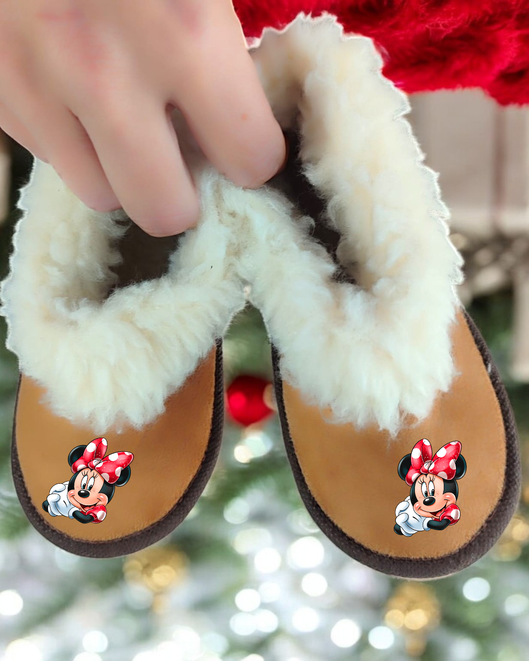 Chinelos castanhos com forro branco e imagem de Minnie
