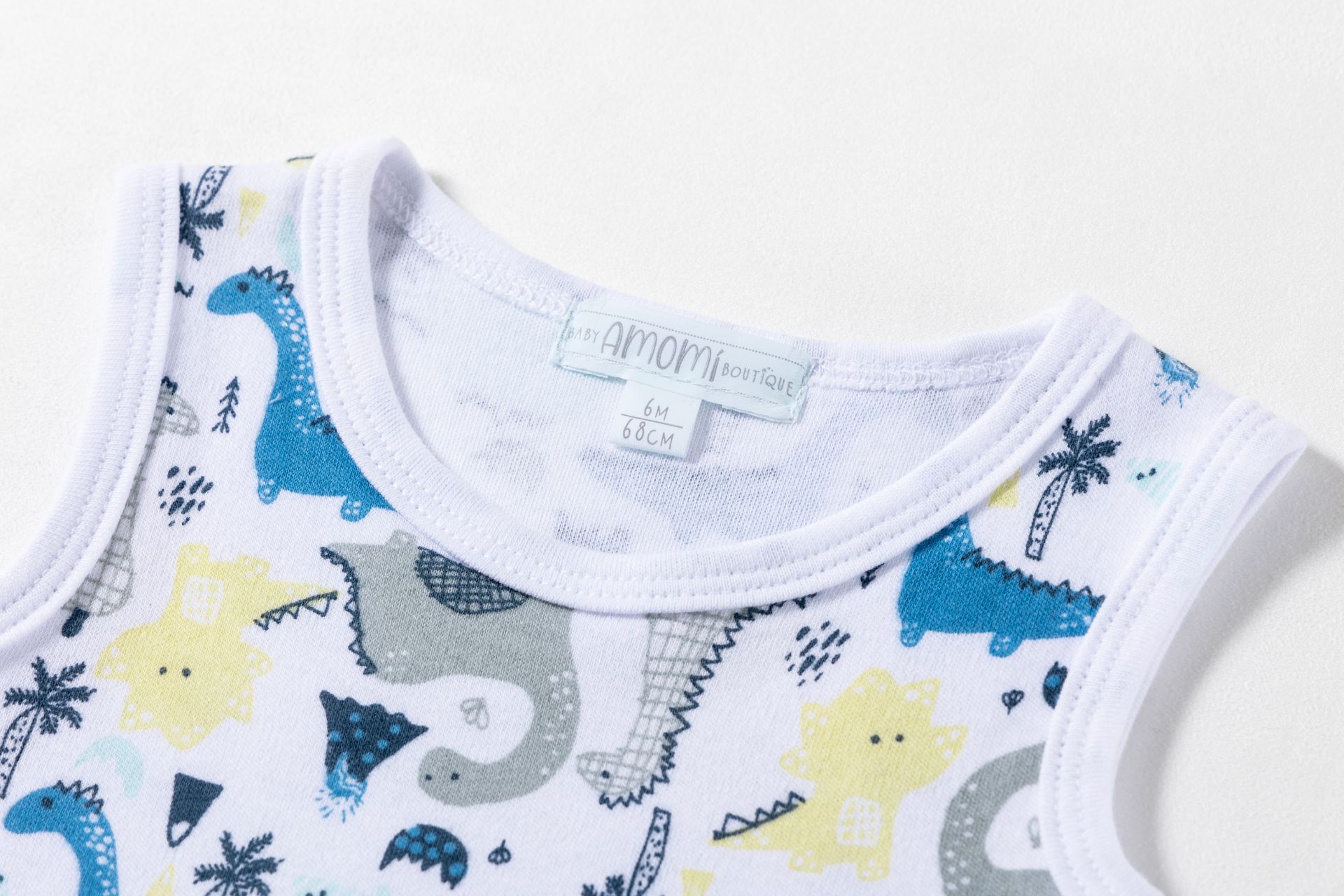 Camisola branca de criança com estampa de dinossauros coloridos