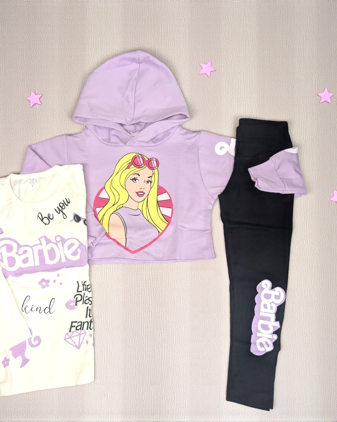 Conjunto de roupa infantil Barbie com camisola lilás, leggins pretas e t-shirt branca