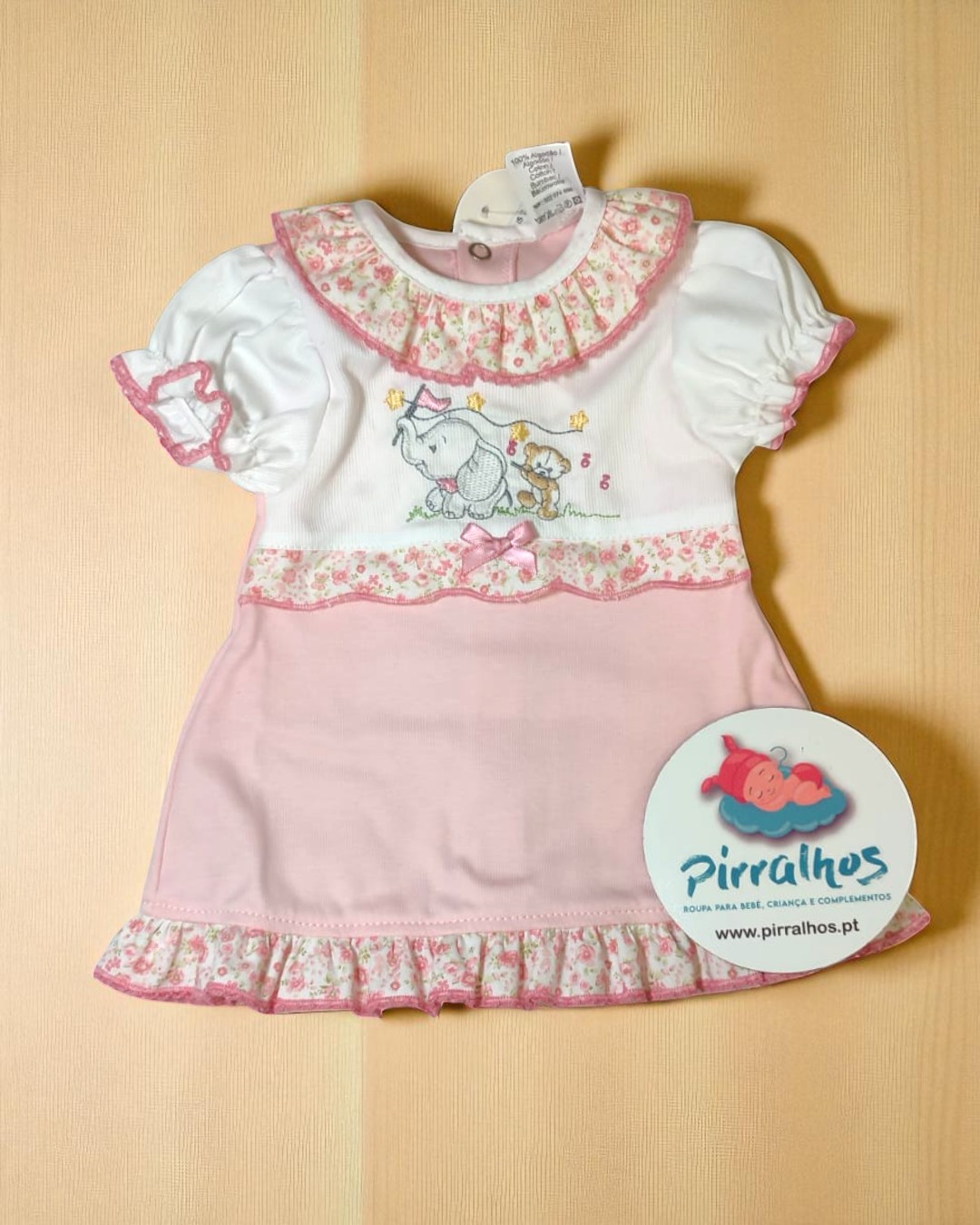 vestido de bebé branco e rosa com padrões florais e bordado de elefante e coelho