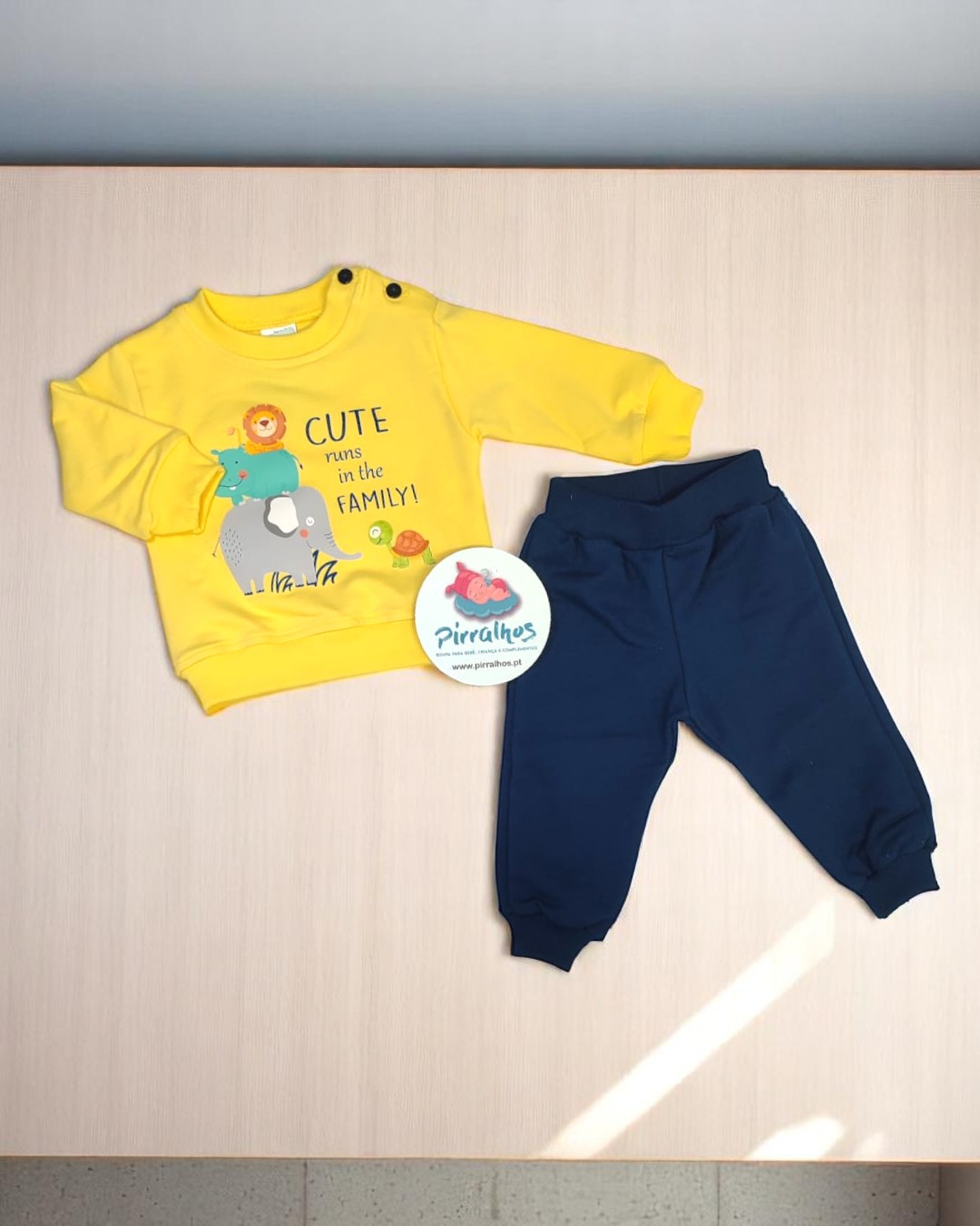 Conjunto roupa infantil com camisola amarela estampada e calças azul-escuras