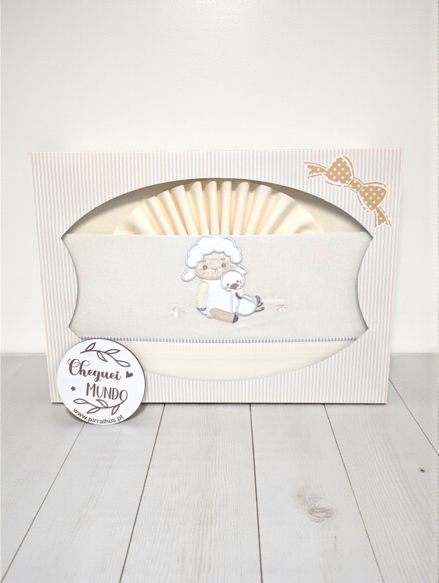 Conjunto de roupa de bebé bege com bordado de ovelha embalado numa caixa decorativa