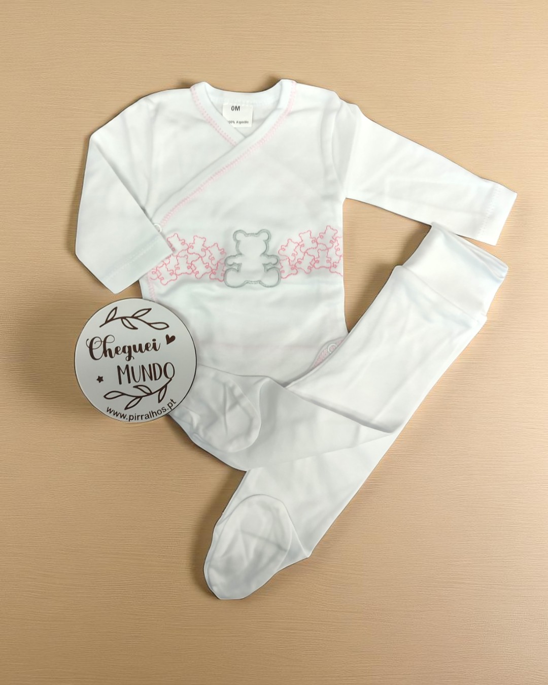 Conjunto de roupa de bebé branco com detalhes rosa e ursinho bordado