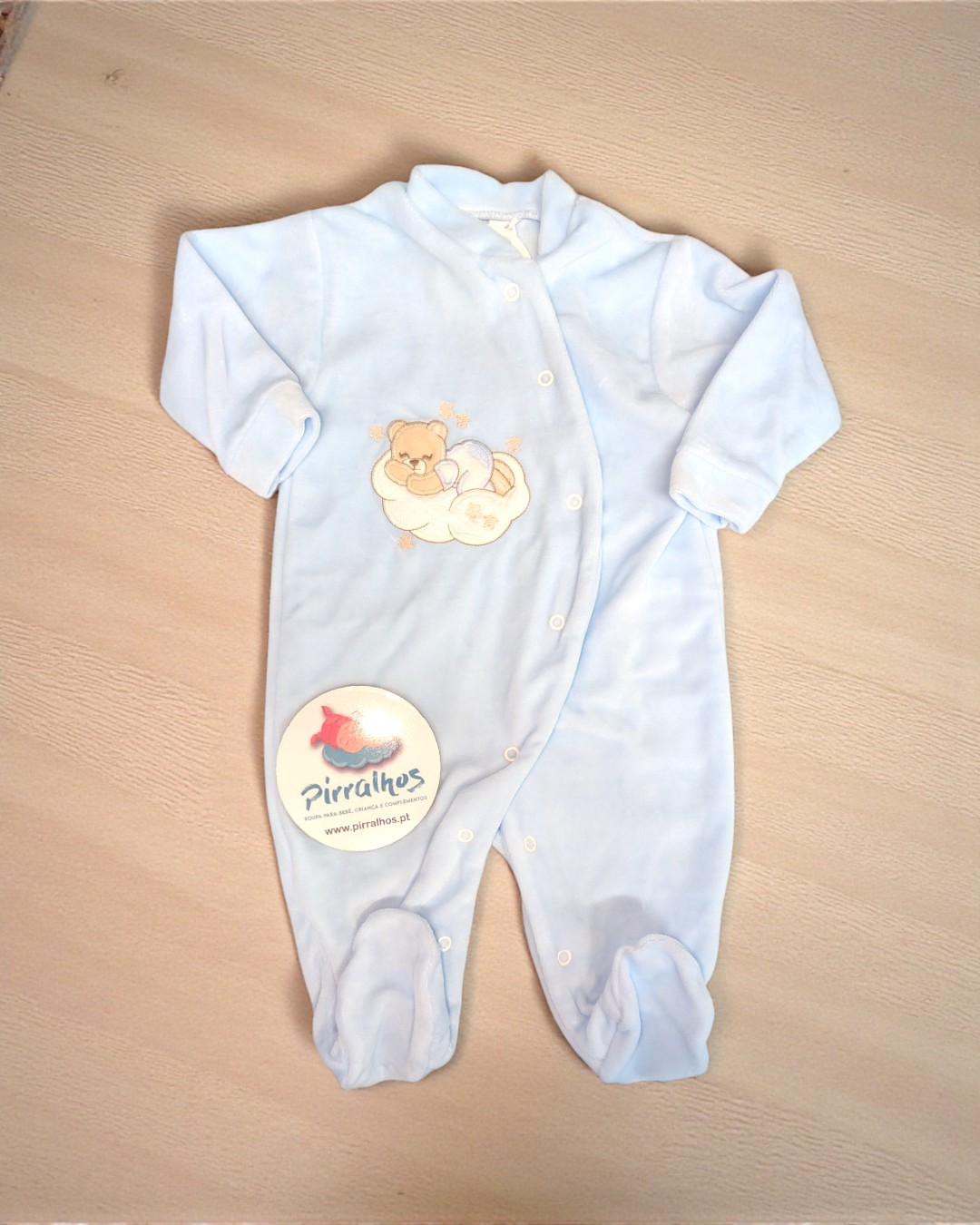 Macacão azul claro para bebé com ursinho bordado e botões à frente