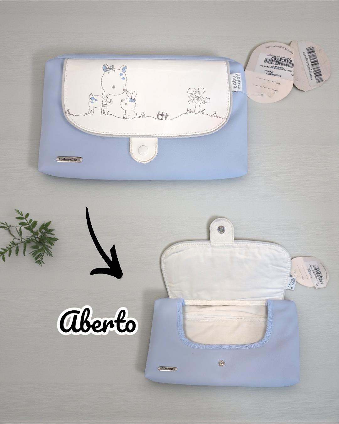 Necessaire azul claro com aba branca e ilustração de veado e coelho.