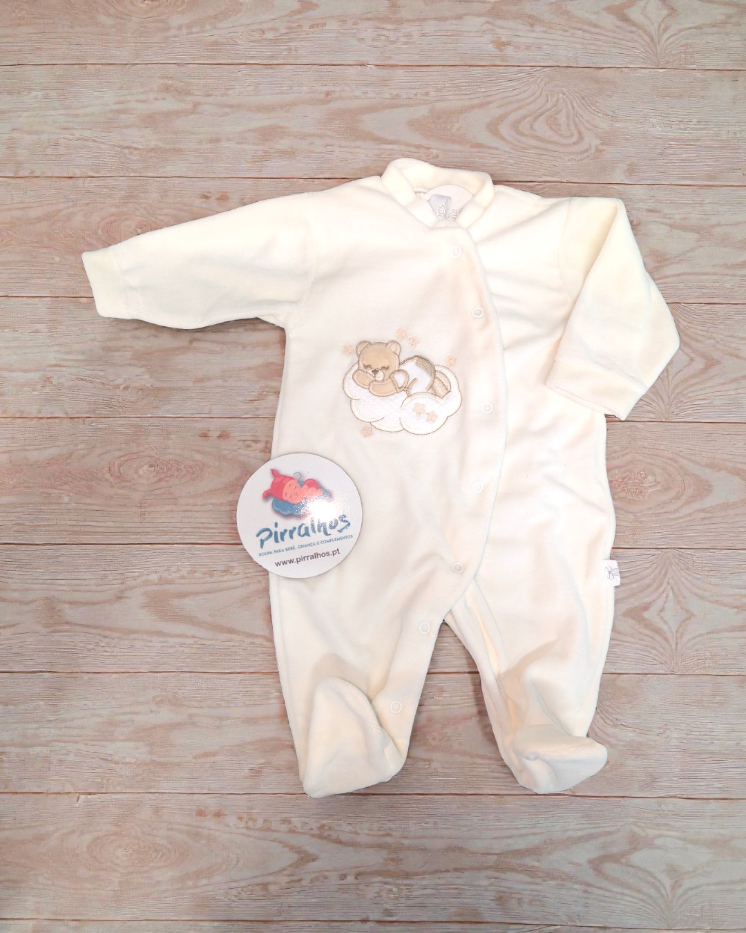 Macacão de bebé creme com urso bordado e etiqueta Pirralhos