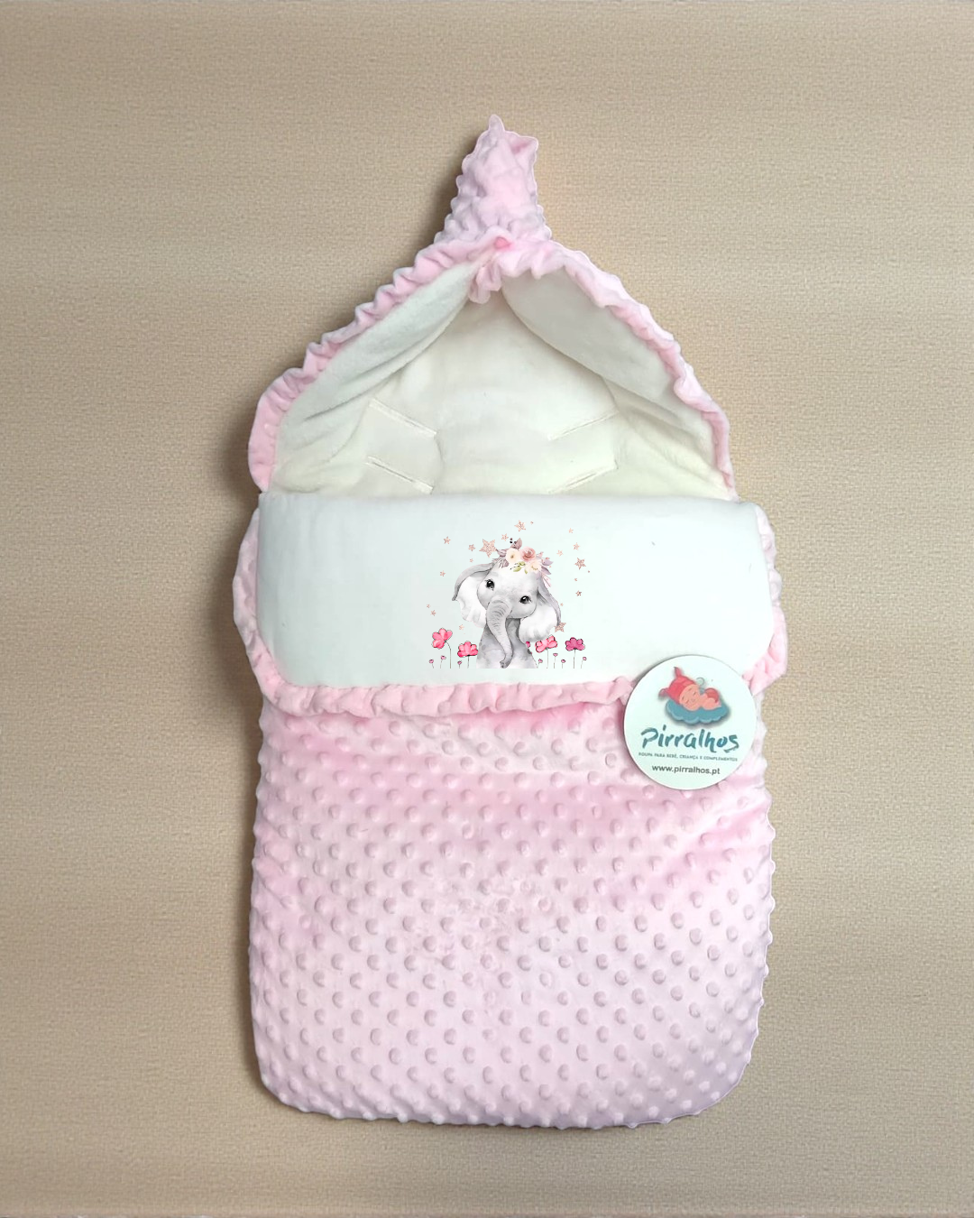Saco de bebé rosa com elefante estampado e etiqueta da marca Pirralhos