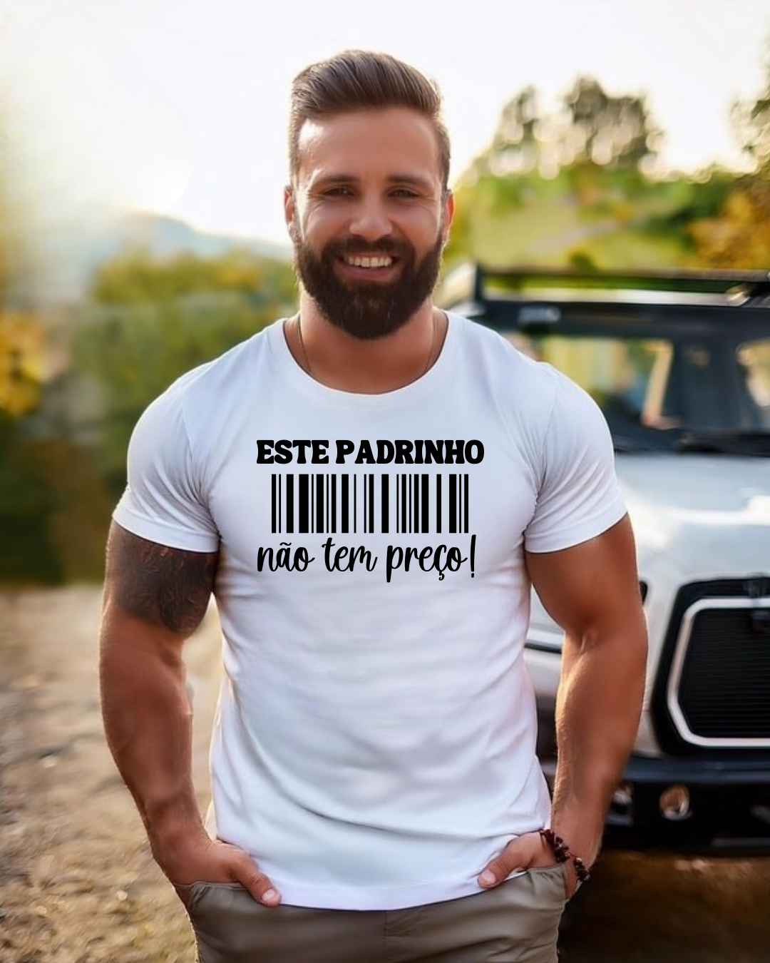 Homem com t-shirt branca com texto e código de barras preto, em ambiente exterior com veículo ao fundo
