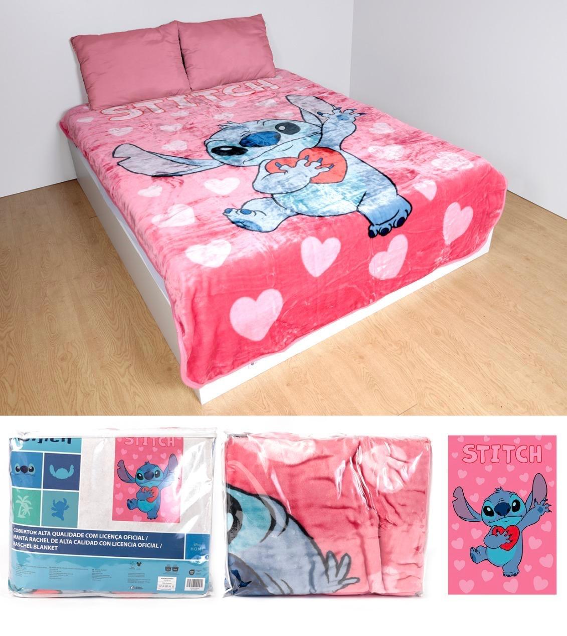 Cobertor rosa com personagem Stitch segurando coração vermelho, corações brancos e texto STITCH