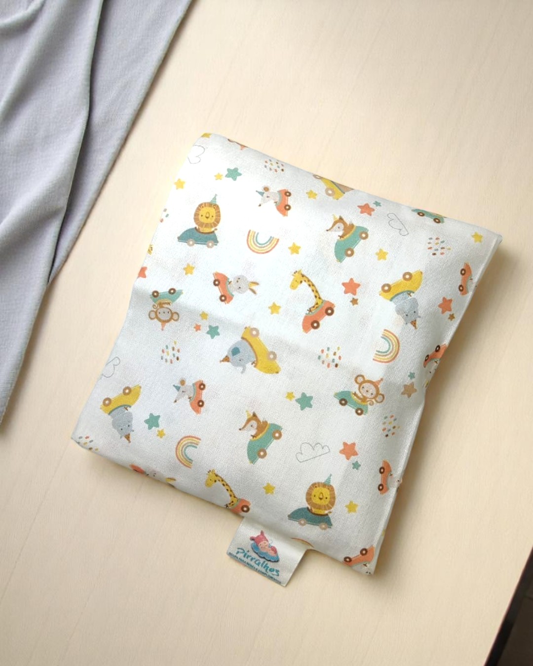 Almofada infantil com padrão de animais e carros coloridos