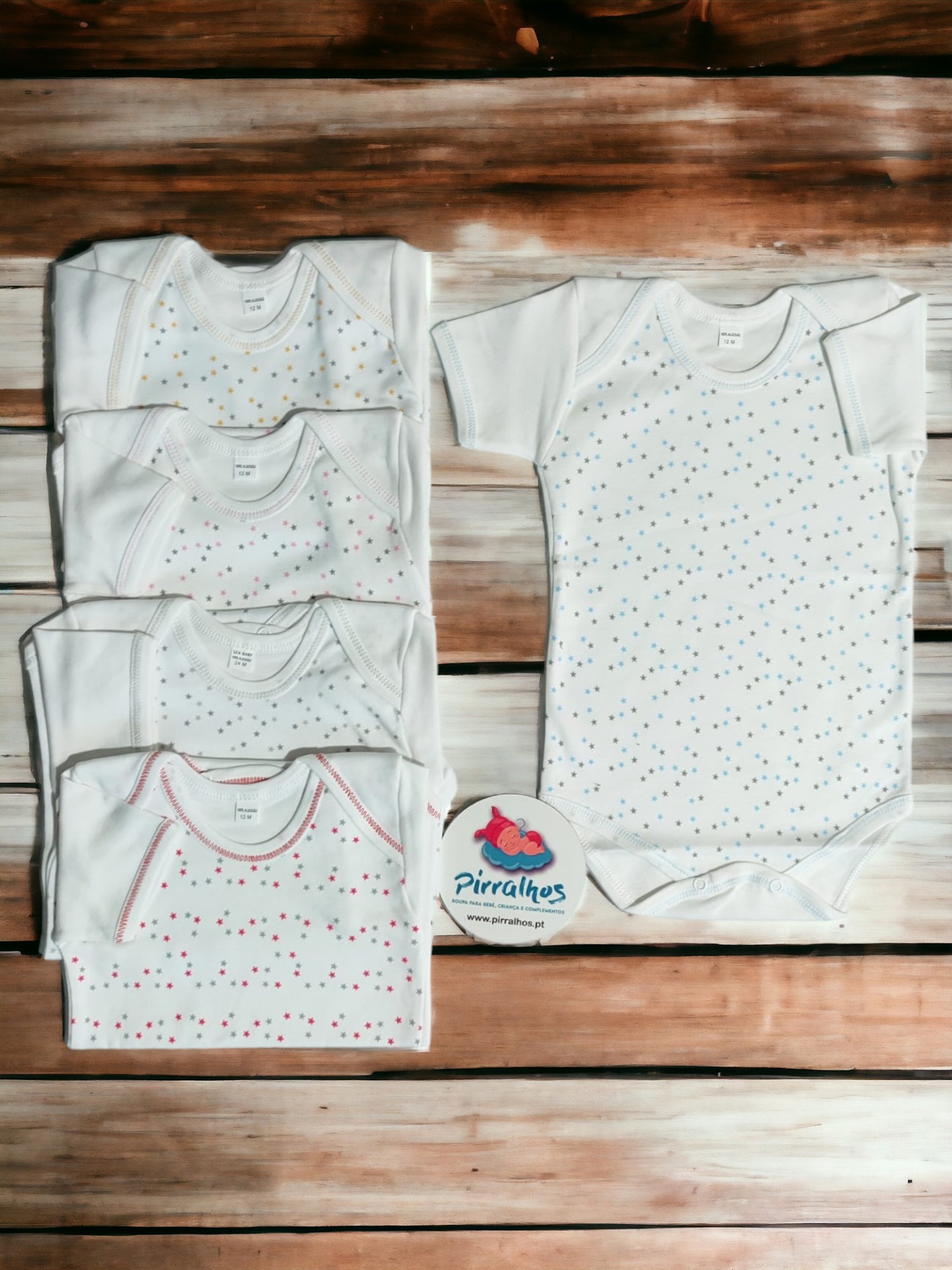 Conjunto de bodies para bebé com padrões de estrelas coloridas em fundo branco