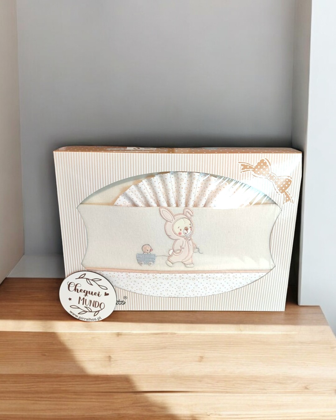 Conjunto de fraldas de tecido branco com bordado de coelho em caixa branca com janela