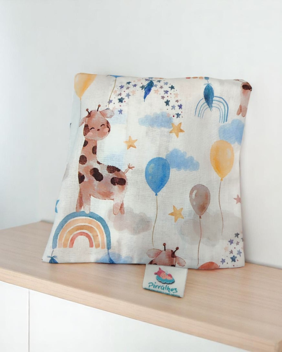 Almofada colorida decorativa com girafas e balões para bebé