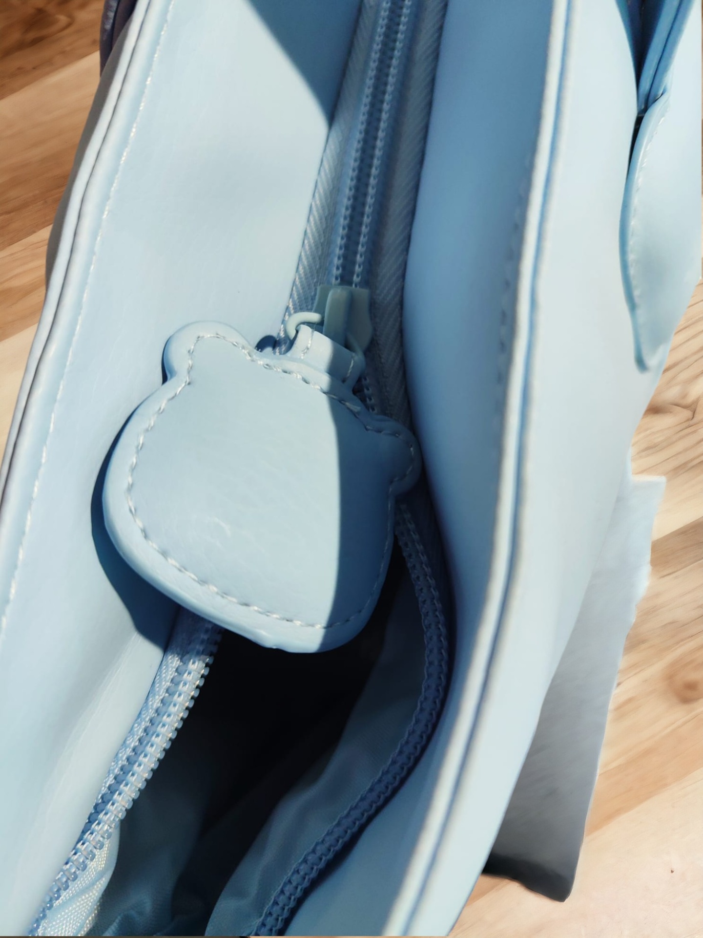 Bolsa azul clara com puxador em forma de rosto de ursos
