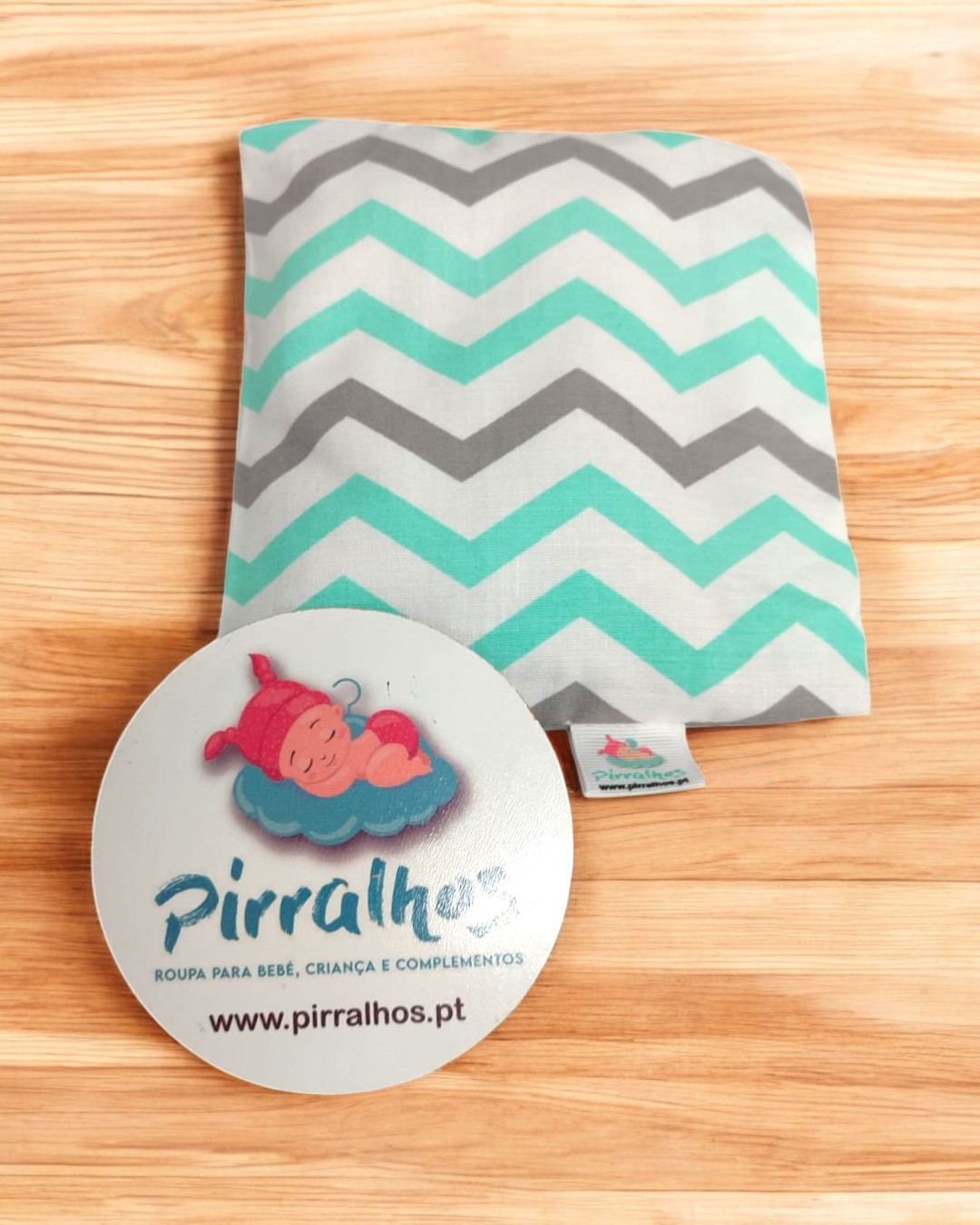 Lenço branco com padrão cinza e verde-água em ziguezague e etiqueta Pirralhos