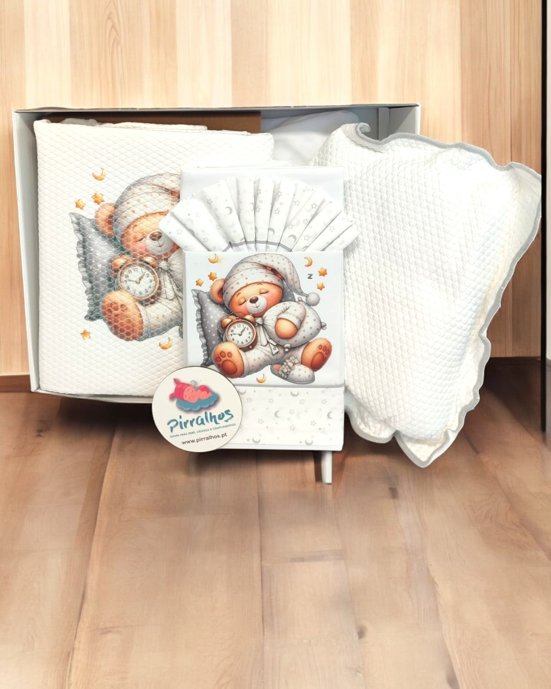 Conjunto de roupa de bebé branco com ursinho e almofada