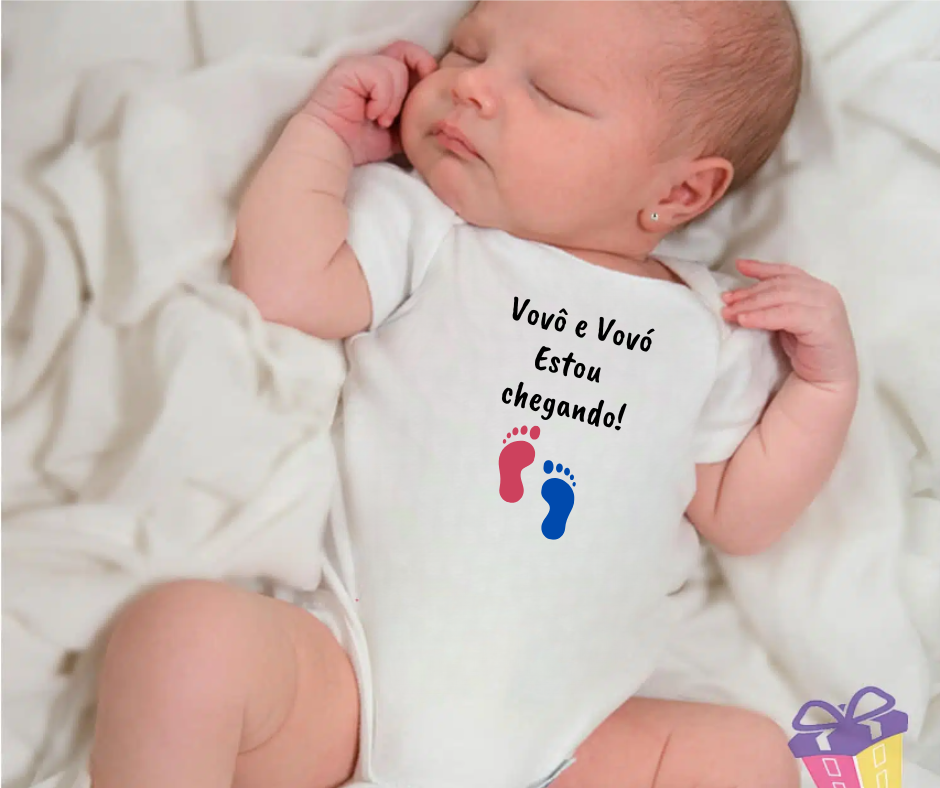 Bebé a dormir vestido com body branco com texto e pegadas coloridas