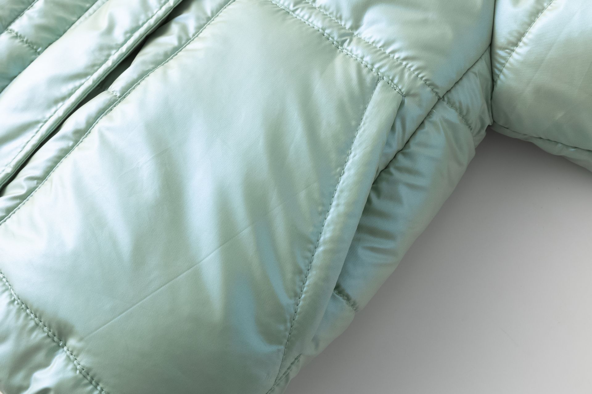 Casaco acolchoado verde claro com bolso lateral