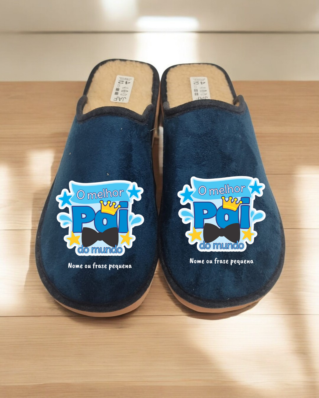 Chinelos de casa azuis com texto estampado para pai sobre superfície de madeira
