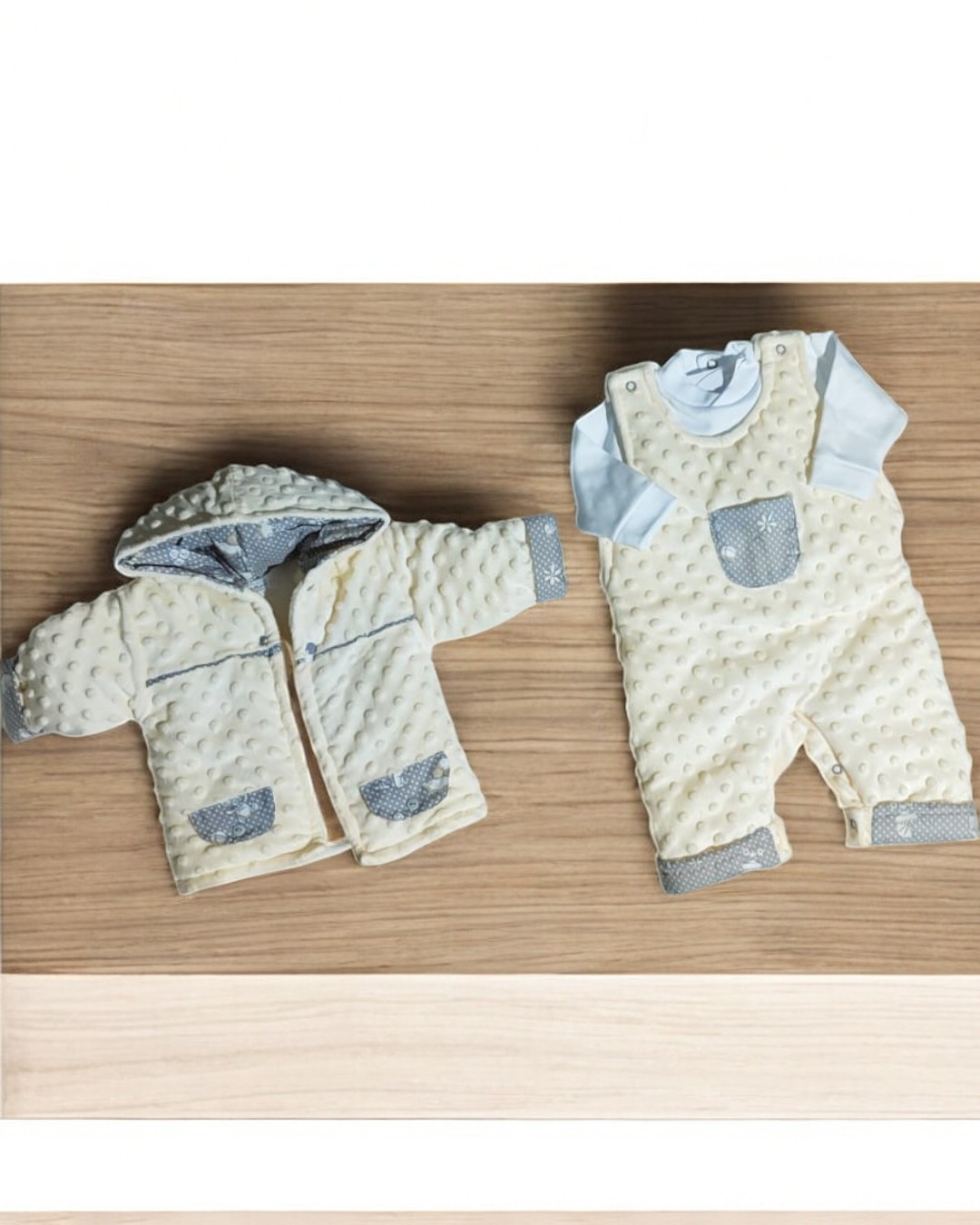 Conjunto de roupa de bebé creme com textura e detalhes cinza