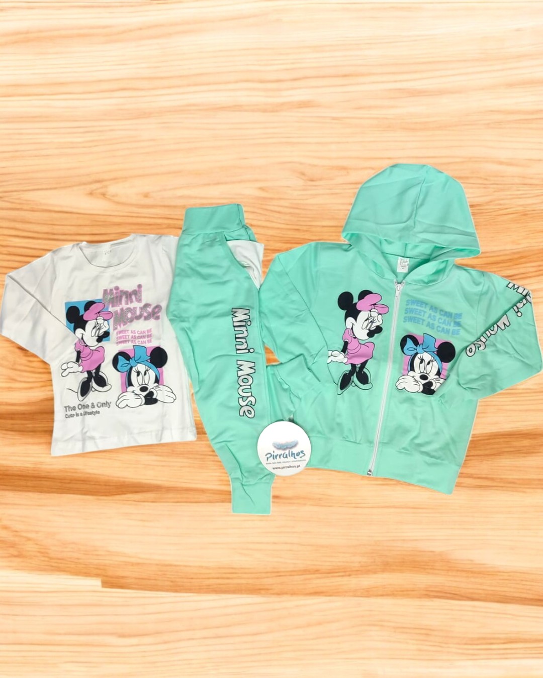 Conjunto infantil Minnie Mouse com t-shirt branca de manga comprida, calças e casaco verde água com estampados coloridos