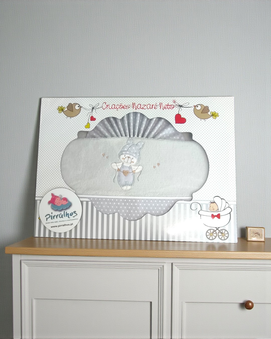 Embalagem com toalha de bebé branca com bordado de coelho e corações