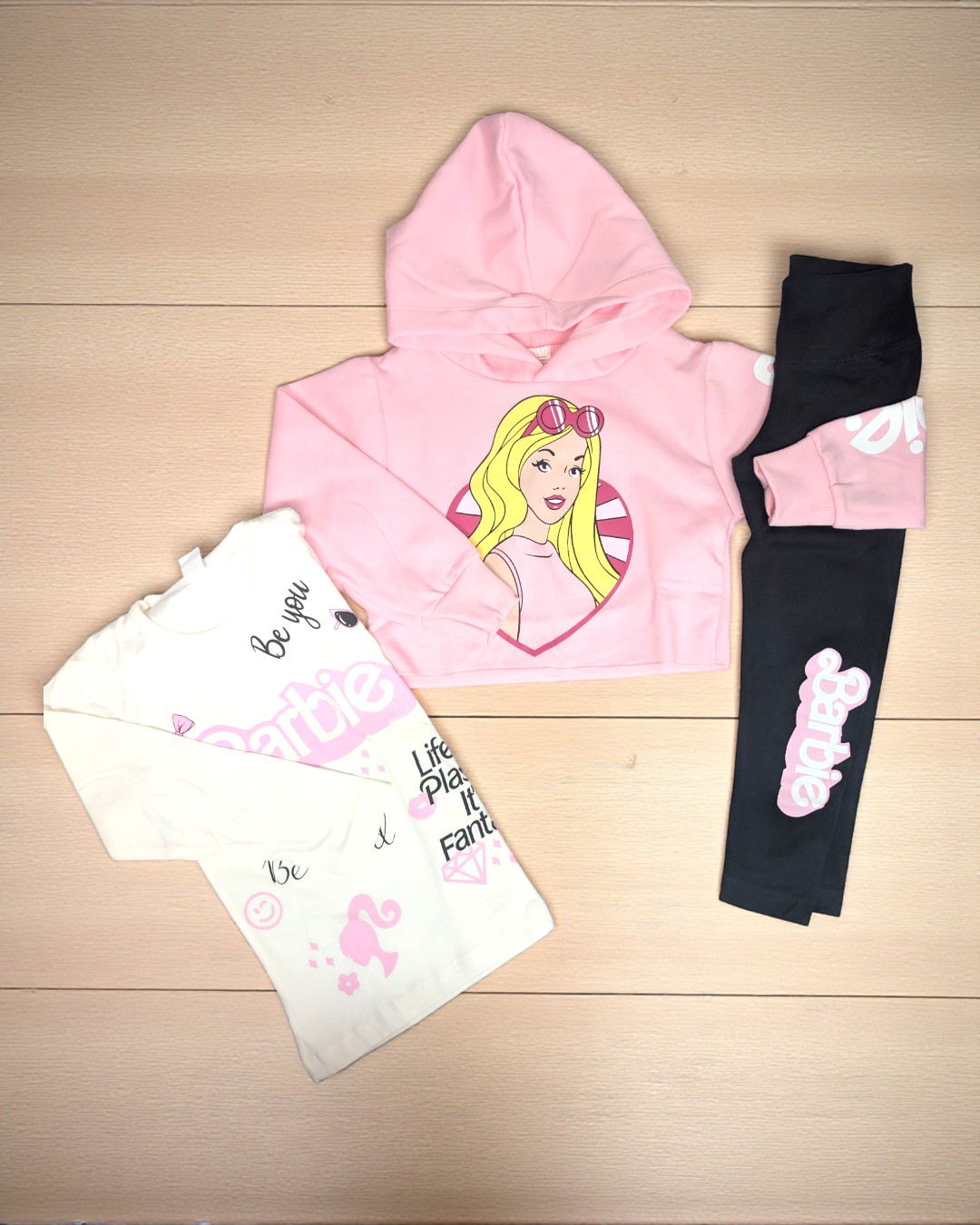 Roupa infantil Barbie rosa, preta e branca com estampas e textos