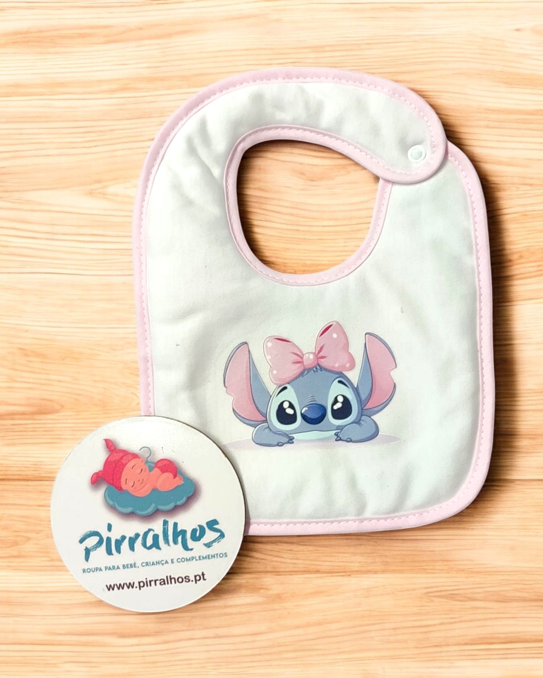 Babete impermeável Stitch com laço - 15 cores à escolha, Exclusivo Pirralhos