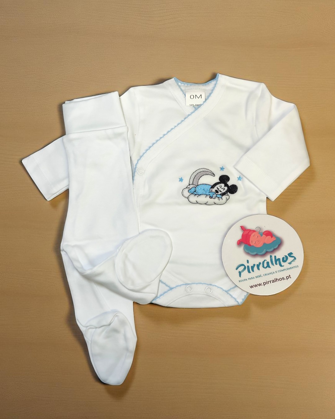 Conjunto de roupa de bebé branco com ursinho bordado e etiqueta redonda