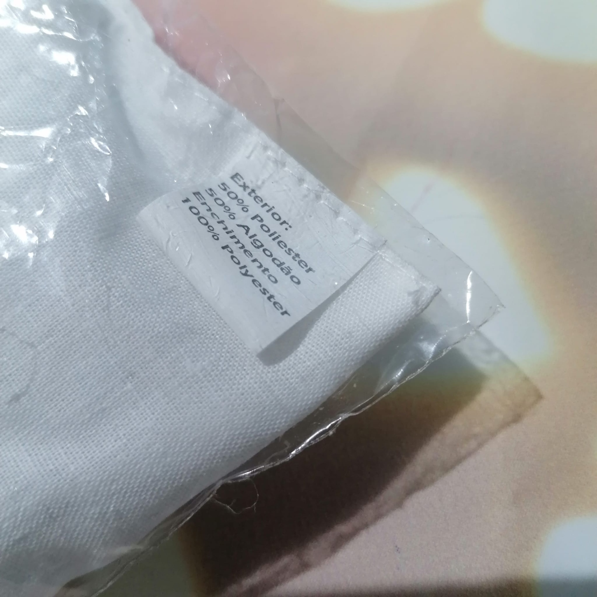 Etiqueta de tecido com informações dos materiais do produto em fundo branco