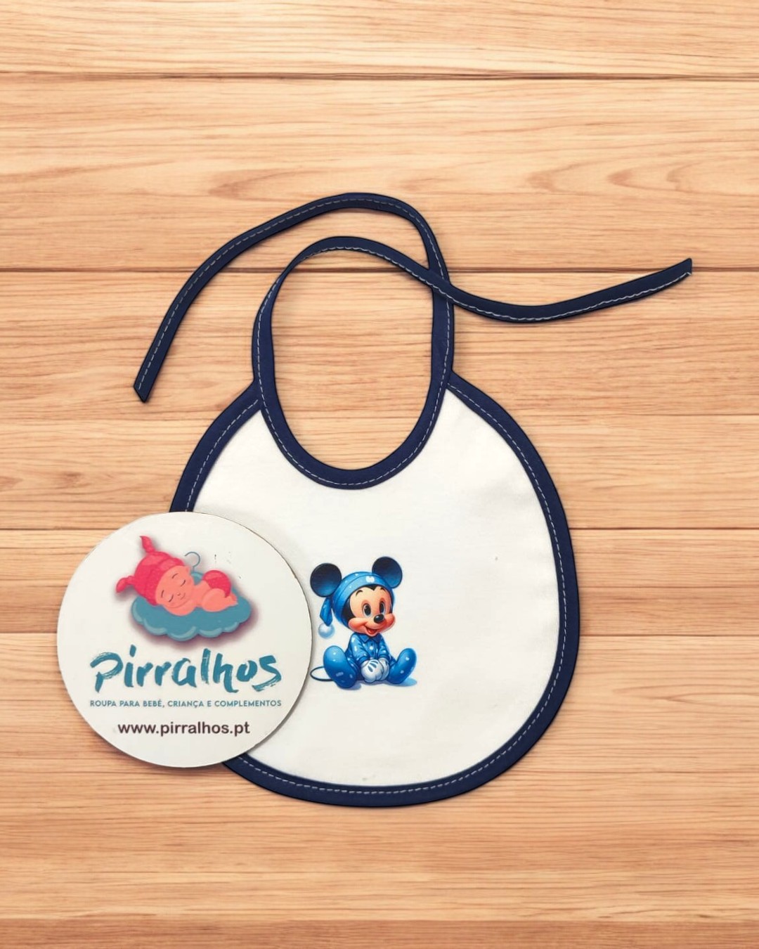 Babete impermeável redondo Mickey Pijama - 12 cores à escolha, Exclusivo Pirralhos