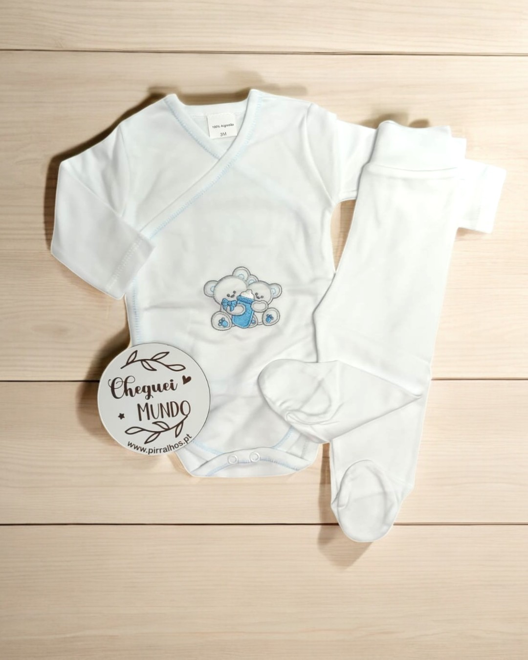 Conjunto branco de bebé com bordado de ursos e placa redonda com texto