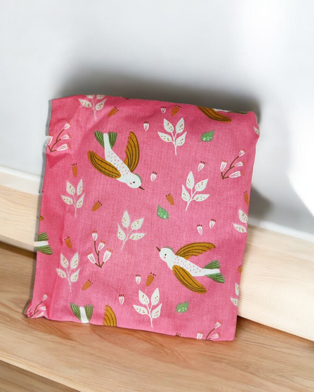 Lenço rosa com padrão de pássaros e folhas